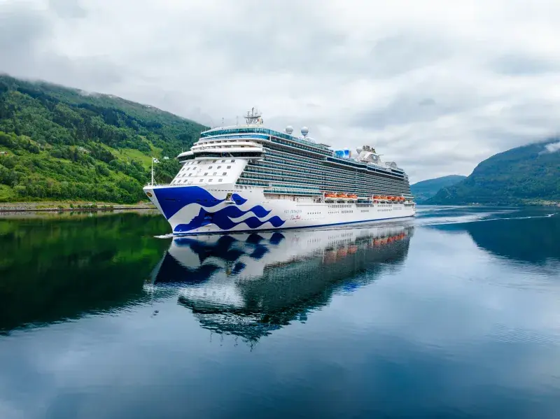 Sky Princess, Norveç'te Olden fiyortunda; suda yansıması
