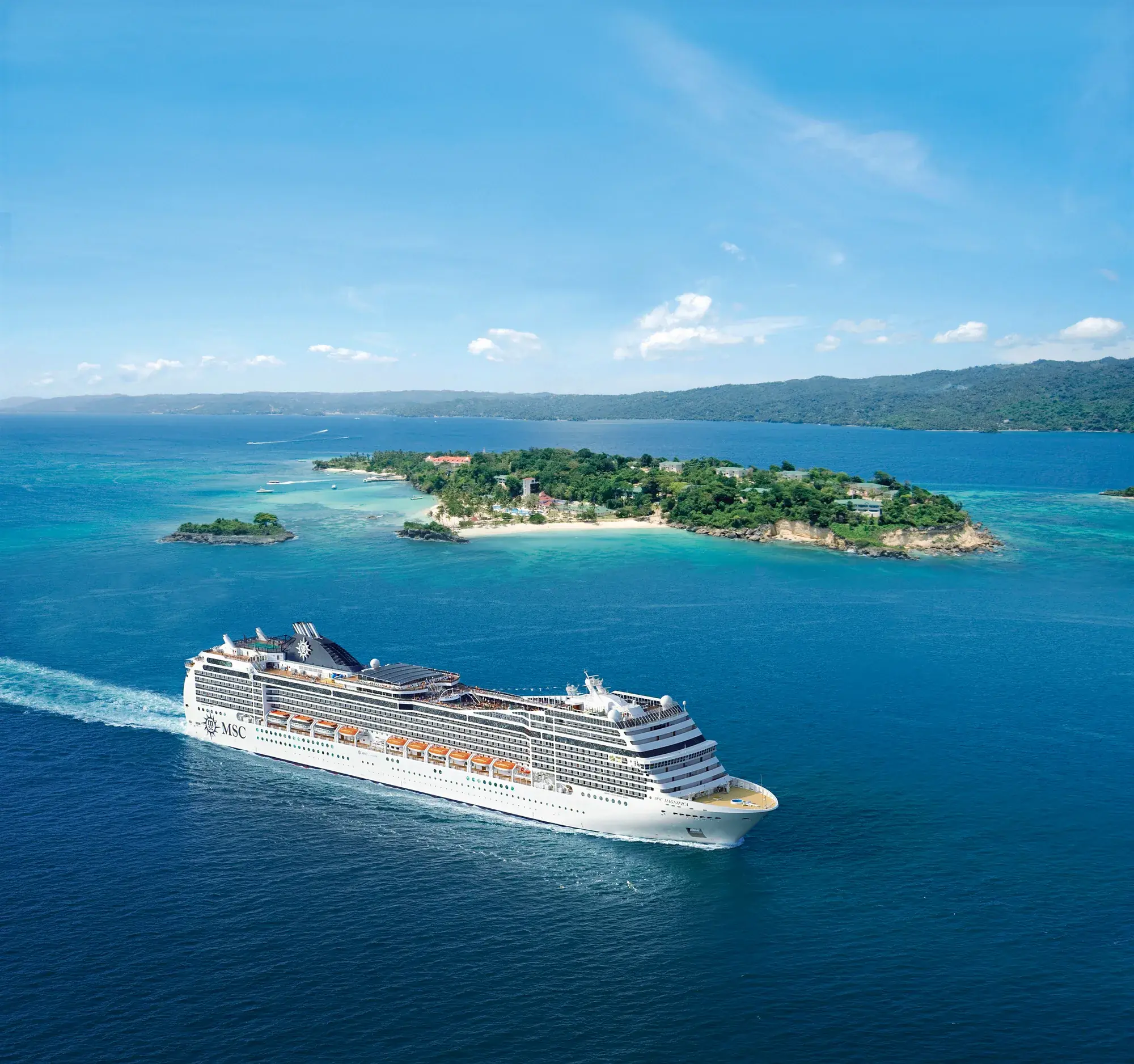 MSC Magnifica tropik bir adanın açıklarında, havadan görünüm