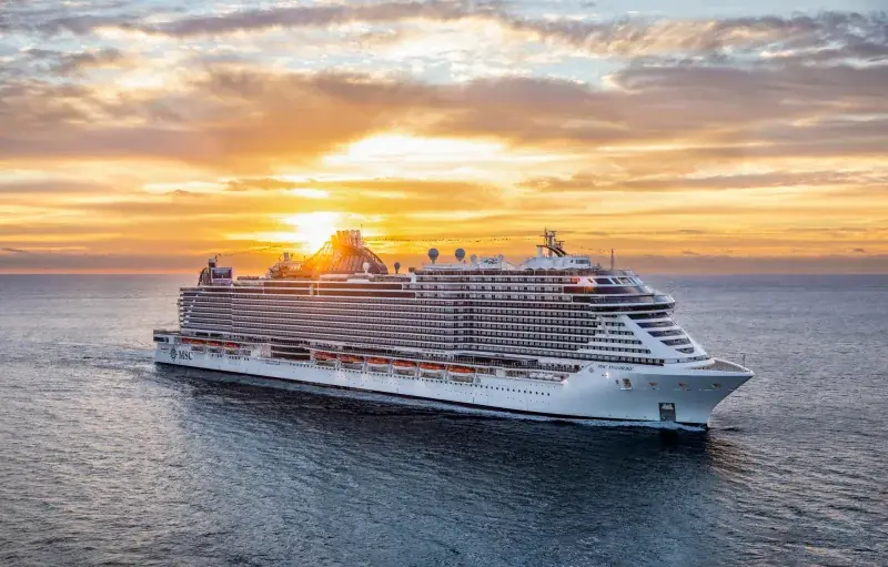 MSC Seashore gün batımında açık denizde seyir halinde, yandan görünüm
