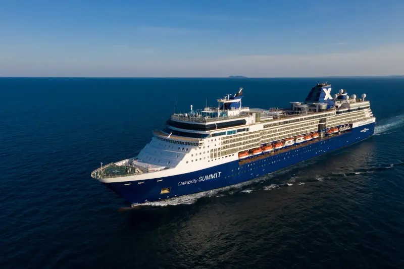 Celebrity Summit açık denizde, pruvadan görünüm
