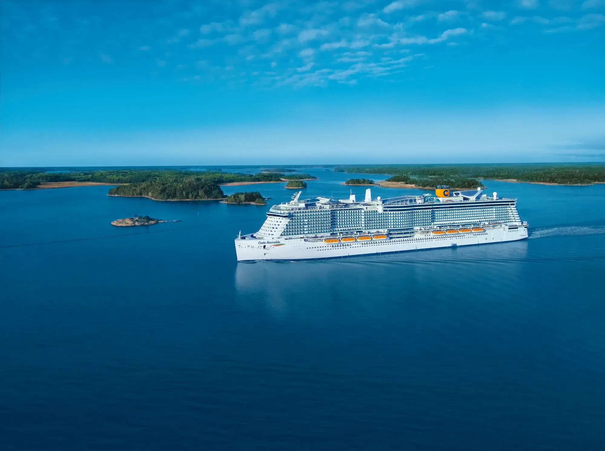 Costa Smeralda adalar arasında açık denizde seyir halinde