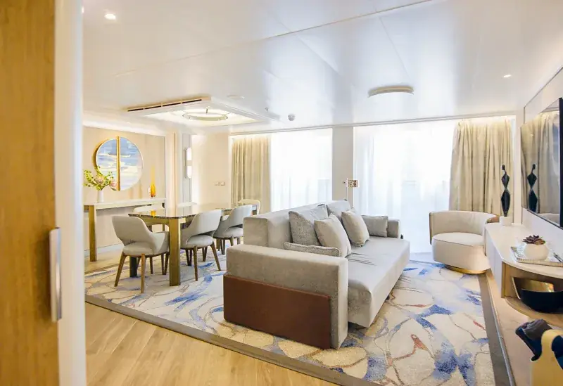 Sun Princess'te Sky Suite oturma ve yemek bölümü