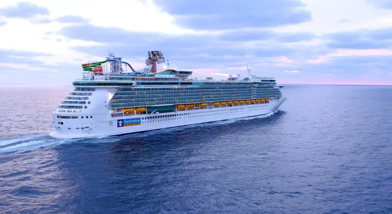 Liberty of the Seas açık denizde, yandan görünüm
