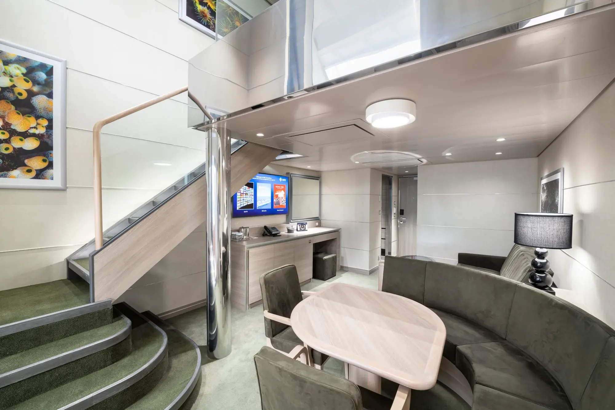 MSC Grandiosa MSC Yacht Club jakuzili dubleks suit (YJD)