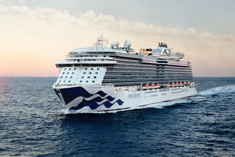 Royal Princess'in açık denizde önden görünümü; pruvada Princess deniz kızı logosu