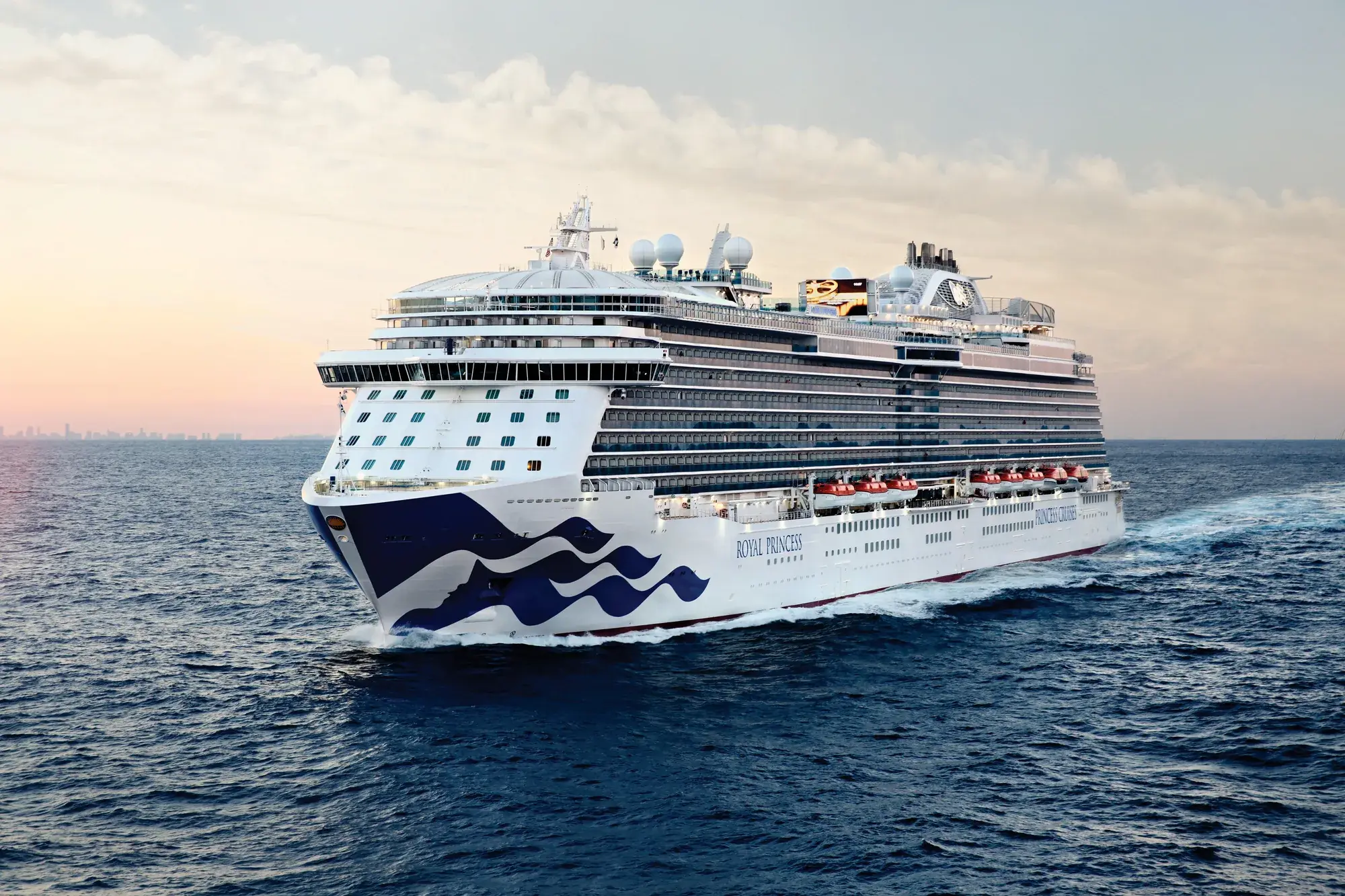 Royal Princess'in açık denizde önden görünümü; pruvada Princess deniz kızı logosu