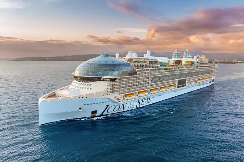 Icon of the Seas gün batımında Porto Riko açıklarında