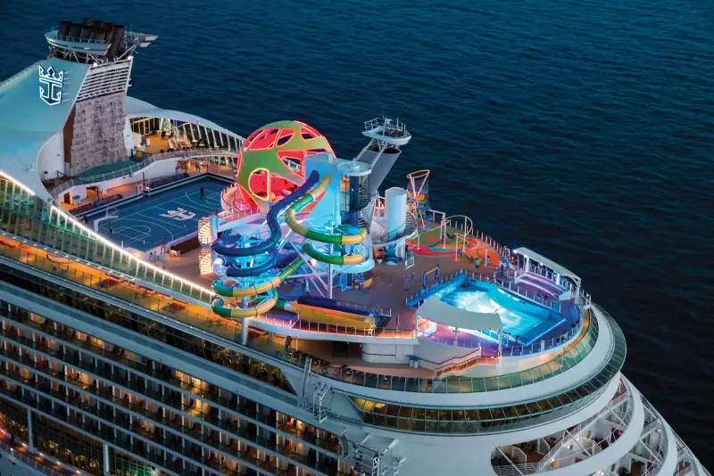 Mariner of the Seas üst güverteler ve su kaydırakları, havadan görünüm