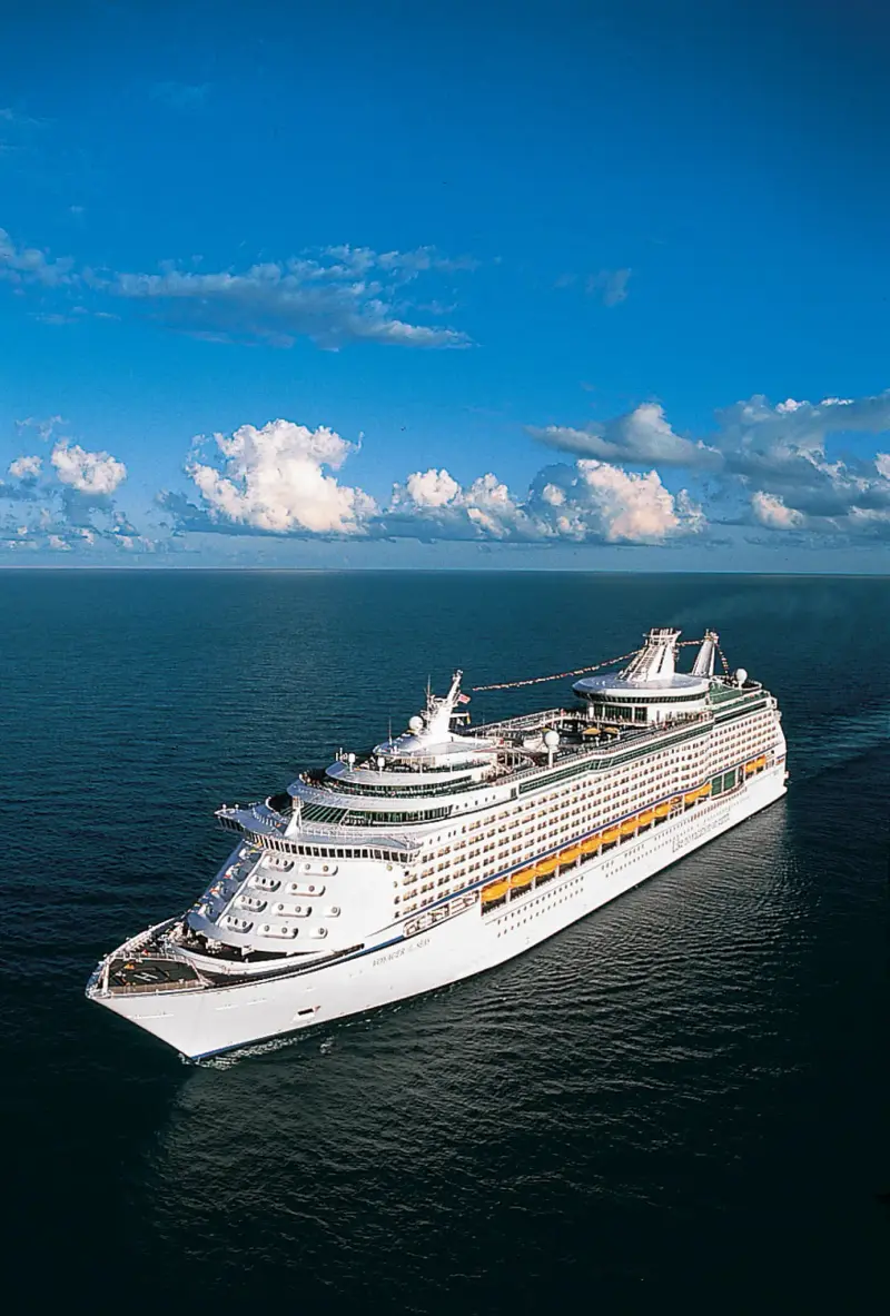 Voyager of the Seas açık denizde, pruvadan görünüm
