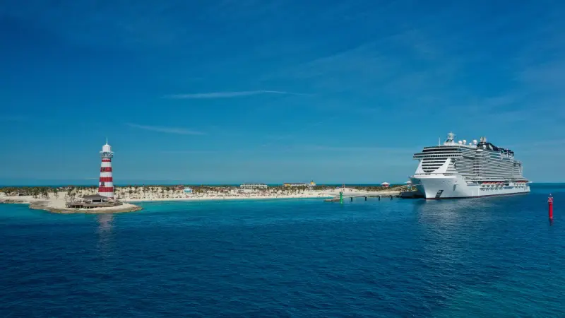 Ocean Cay açıklarında MSC Seaside ve deniz feneri