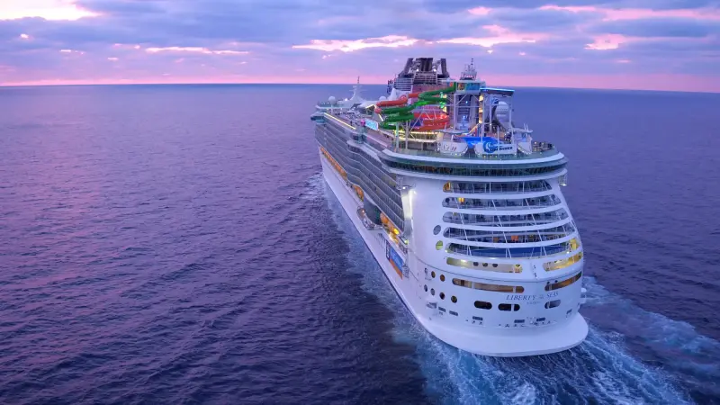 Liberty of the Seas gün batımında açık denizde