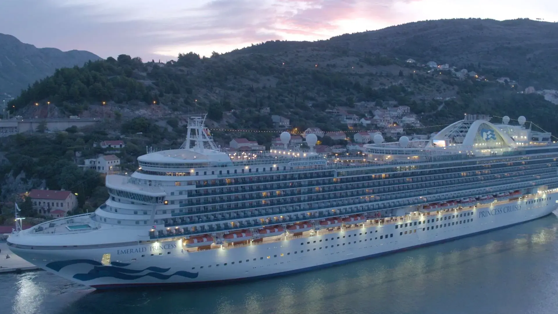 Emerald Princess akşam saatlerinde limanda; pruvada Princess deniz kızı logosu