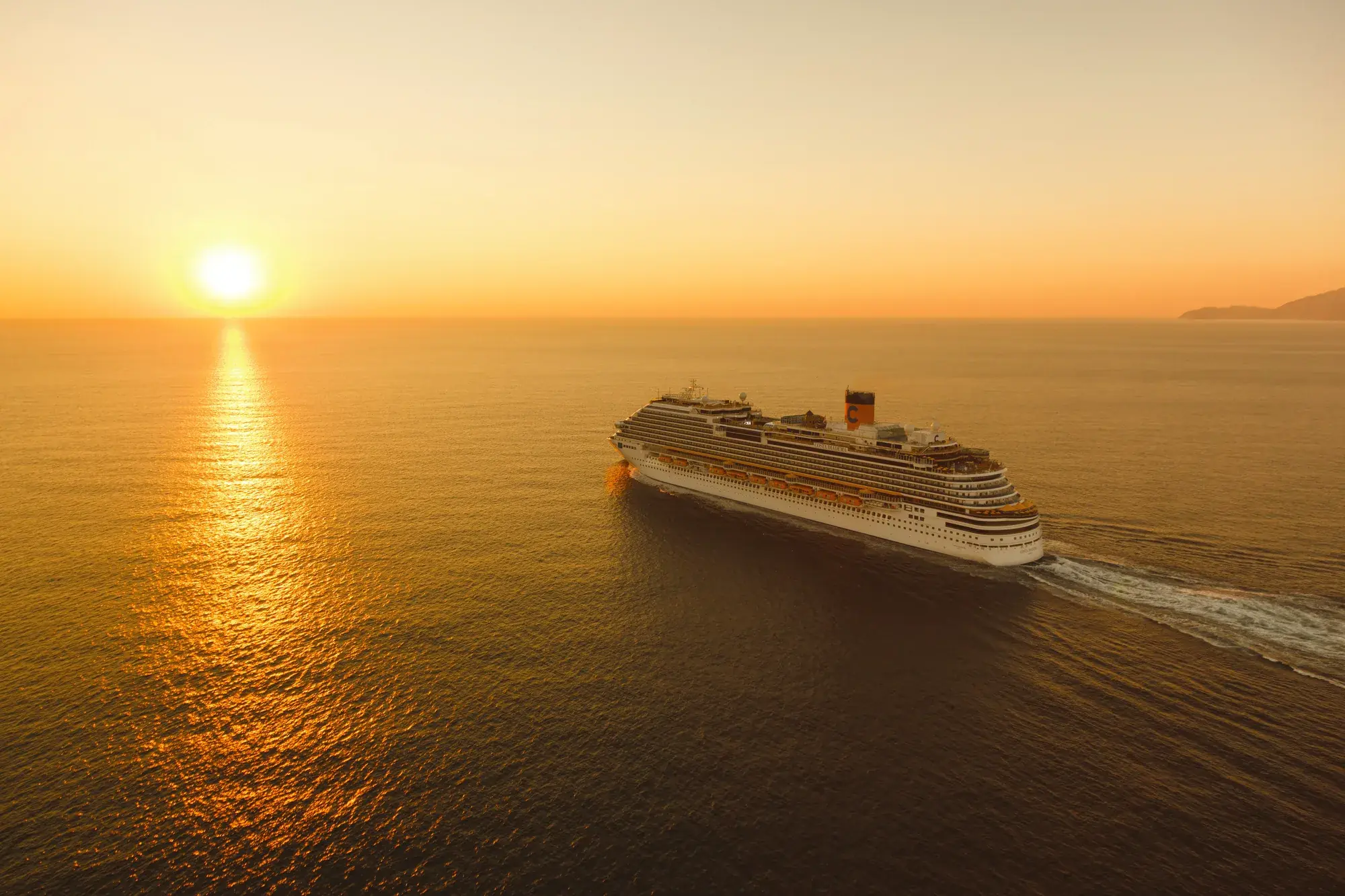 Costa Diadema gün batımında seyir halinde, kıç taraftan havadan görünüm