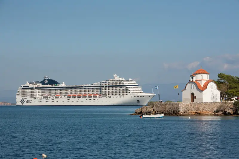 MSC Orchestra Yunanistan'da Gythion limanına yaklaşırken
