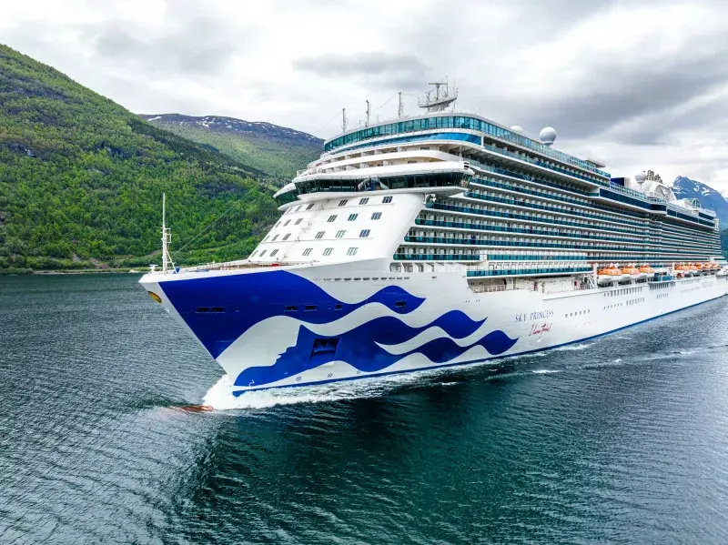 Sky Princess'in Olden fiyortunda yakın görünümü; pruvada Princess deniz kızı logosu