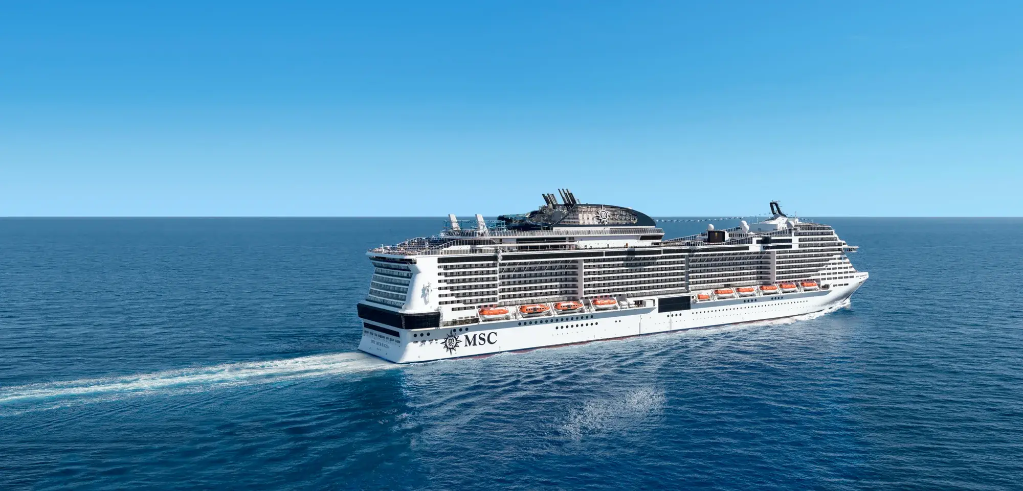 MSC Meraviglia açık denizde seyir halinde, yandan görünüm