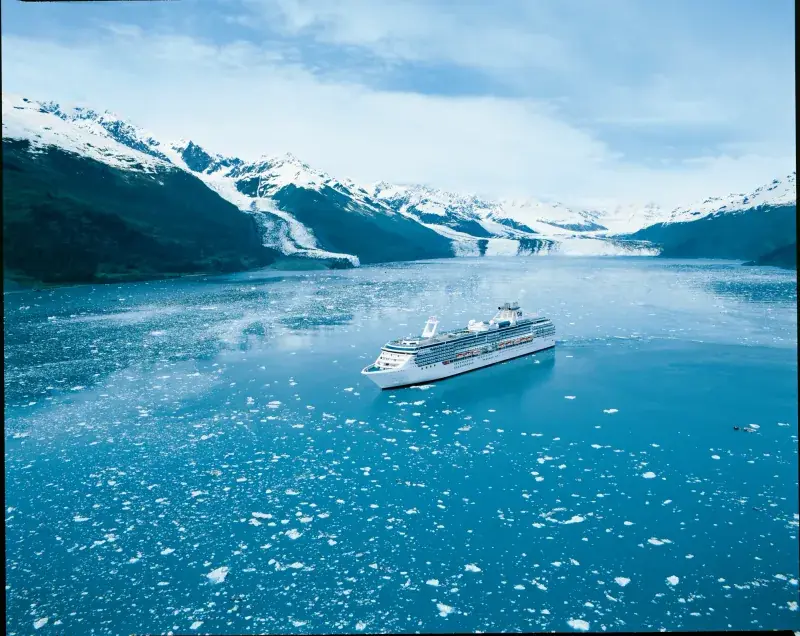 Coral Princess, Alaska'da buzul önünde buz parçaları arasında seyir