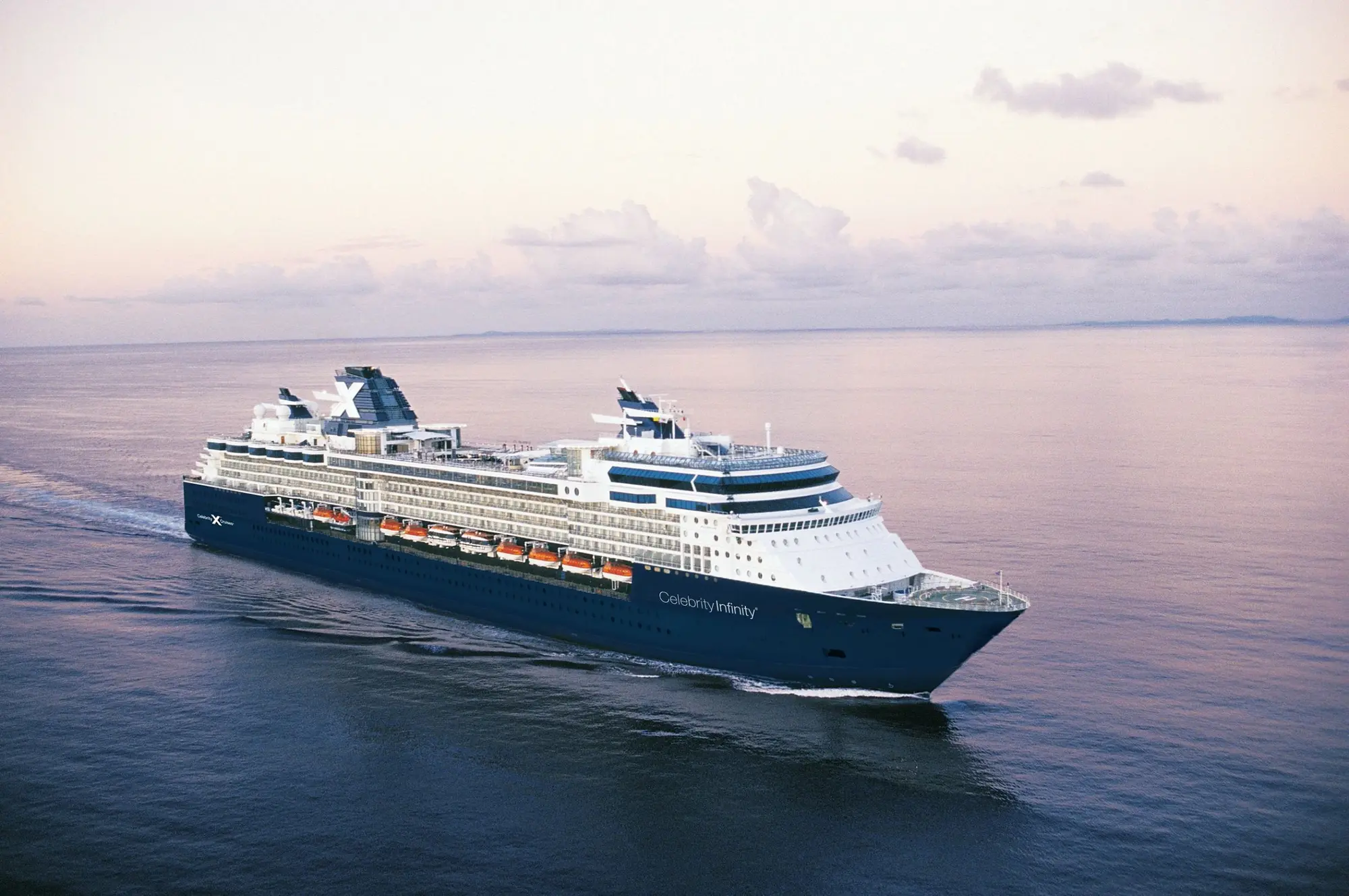 Celebrity Infinity açık denizde seyir hâlinde