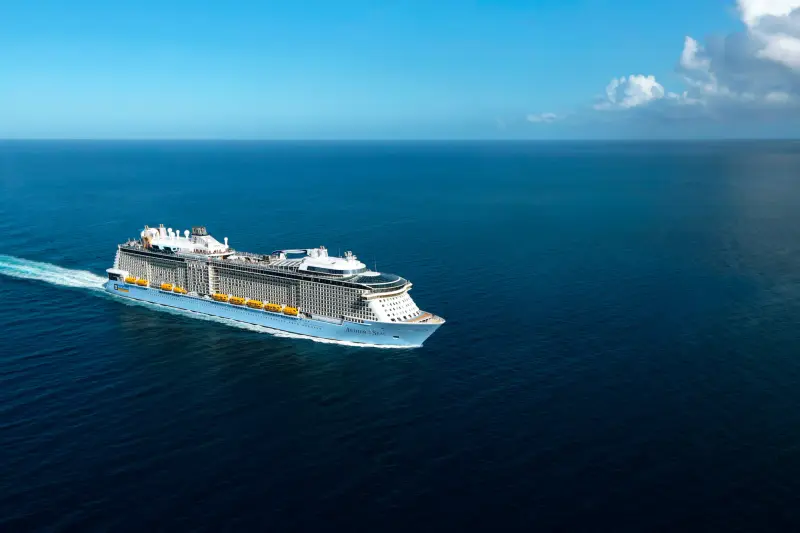 Anthem of the Seas açık denizde, yandan görünüm