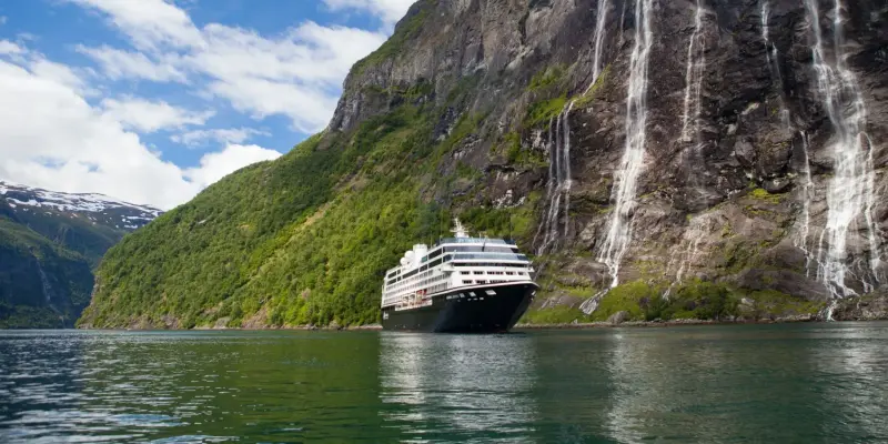 Azamara Journey fiyortta, sarp kayalıklar ve şelaleler arasında