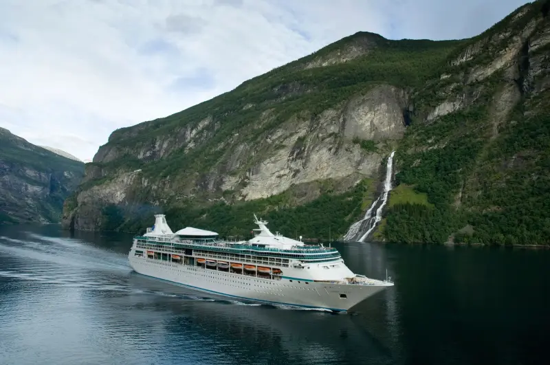 Vision of the Seas Geirangerfjord'da şelale önünde