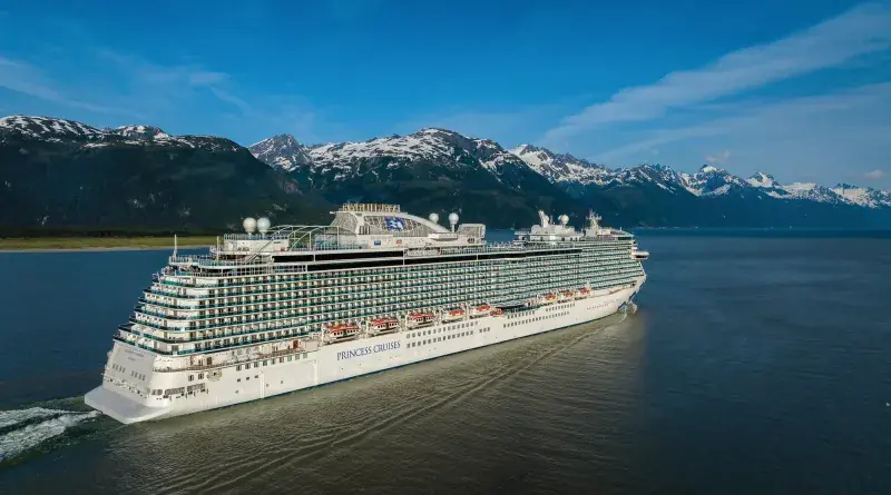 Discovery Princess, Alaska'da Haines yakınlarında karlı dağlar önünde