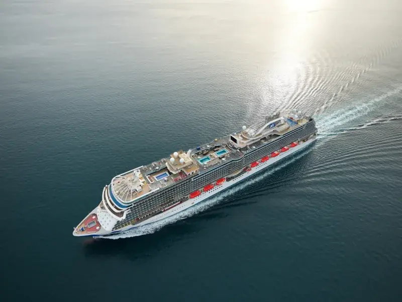 Discovery Princess'in açık denizde yukarıdan görünümü; üst güverte ve havuzlar