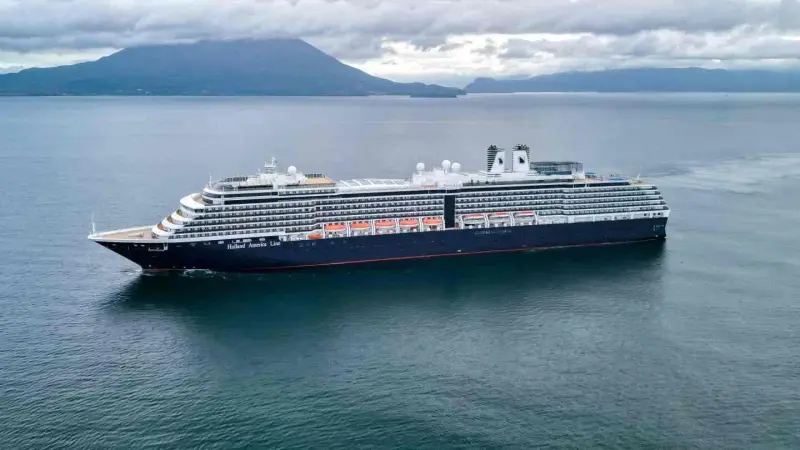 Noordam dağların önünde seyir hâlinde