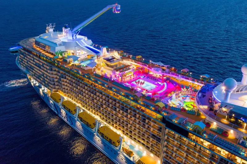 Odyssey of the Seas gece havuz güvertesi ışıklarıyla