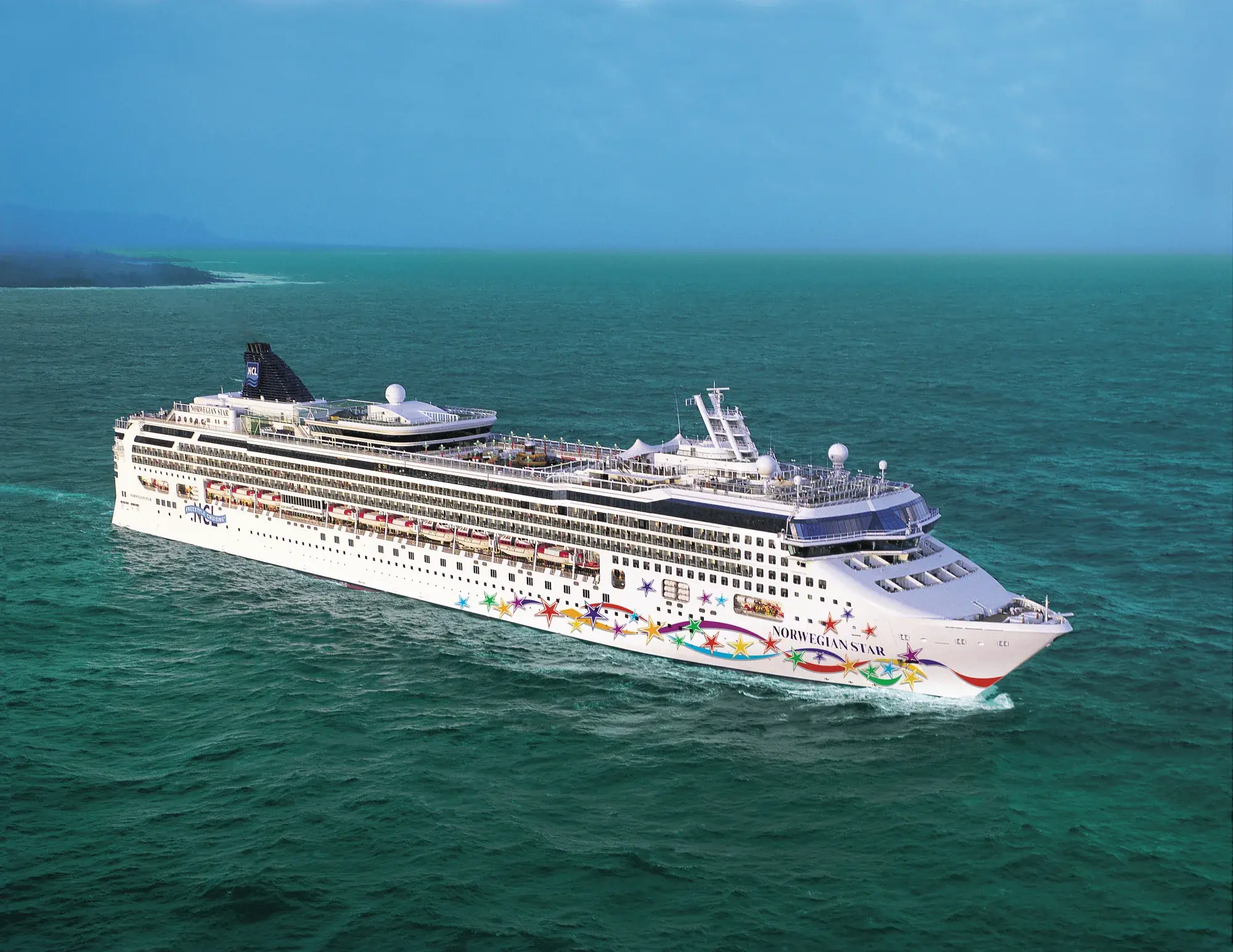Norwegian Star'ın açık denizde dış görünümü; yıldız desenli gövde