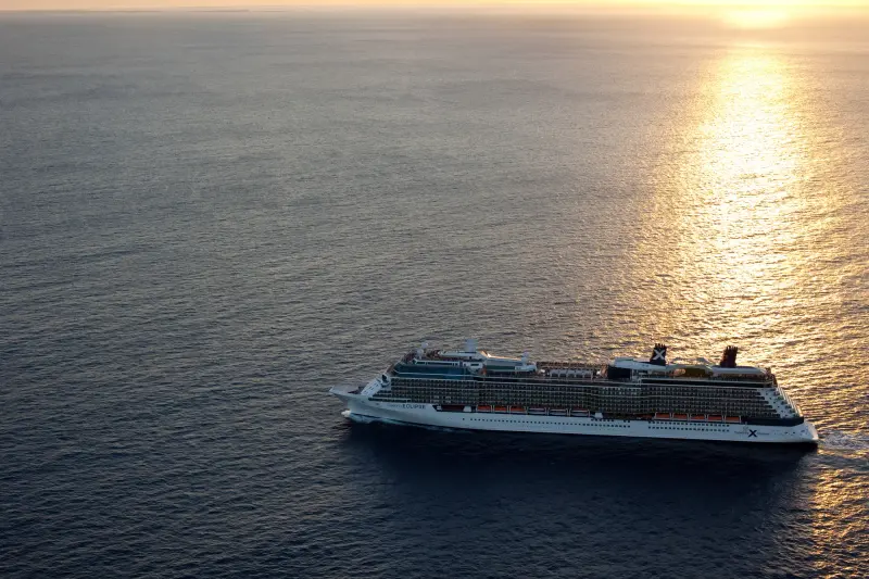 Celebrity Eclipse gün batımında açık denizde