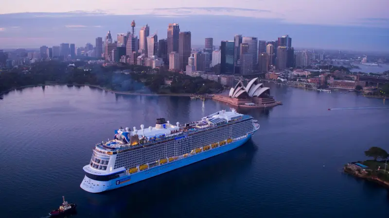 Ovation of the Seas Sidney Opera Binası önünde
