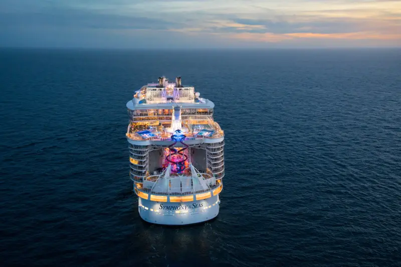 Symphony of the Seas açık denizde, kıçtan görünüm