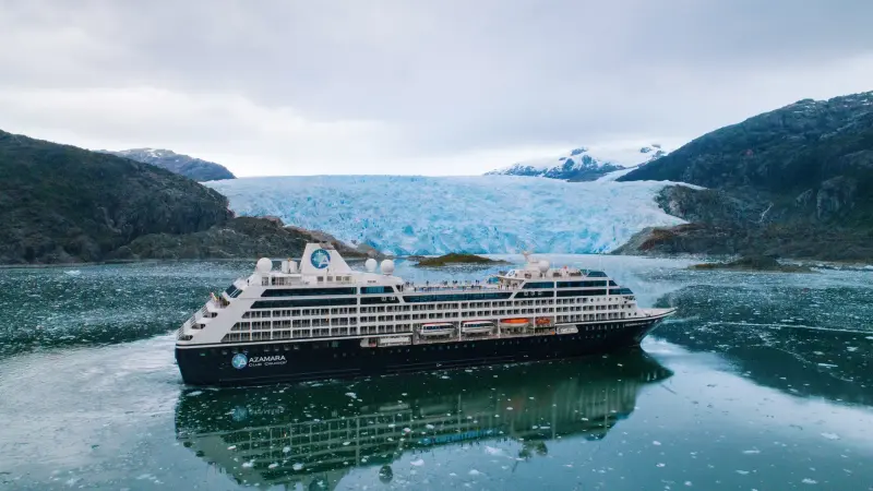 Azamara Pursuit El Brujo Buzulu önünde, havadan görünüm
