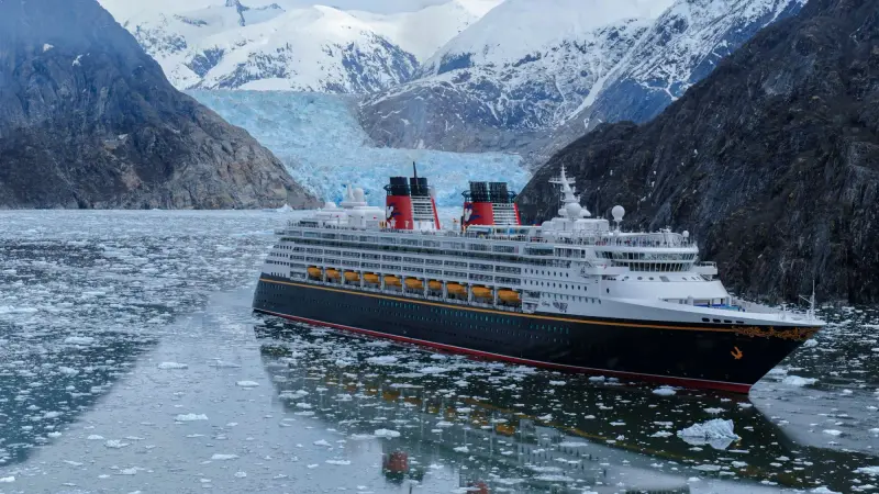 Disney Wonder Alaska'da buzul önünde, buz parçaları arasında