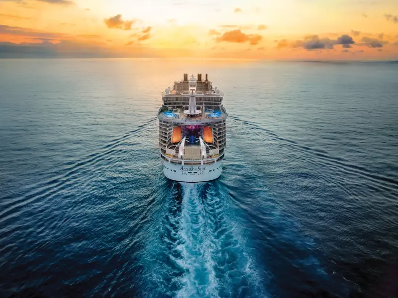 Allure of the Seas gün batımında, kıçtan görünüm