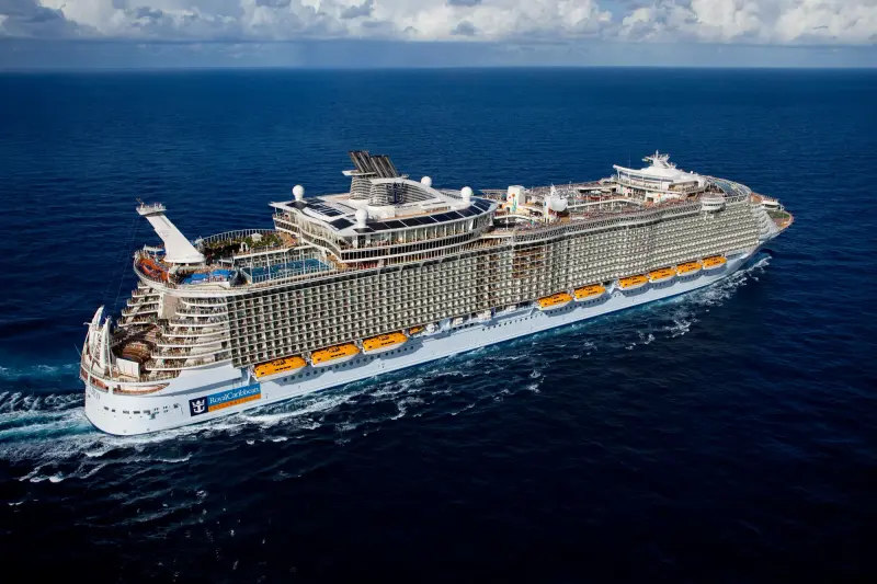 Allure of the Seas açık denizde, havadan görünüm