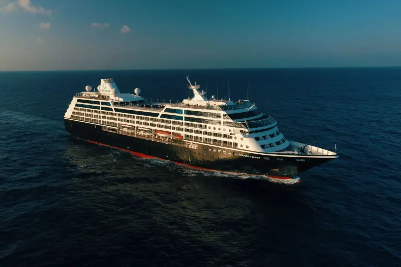 Azamara Quest gün batımında açık denizde seyir hâlinde
