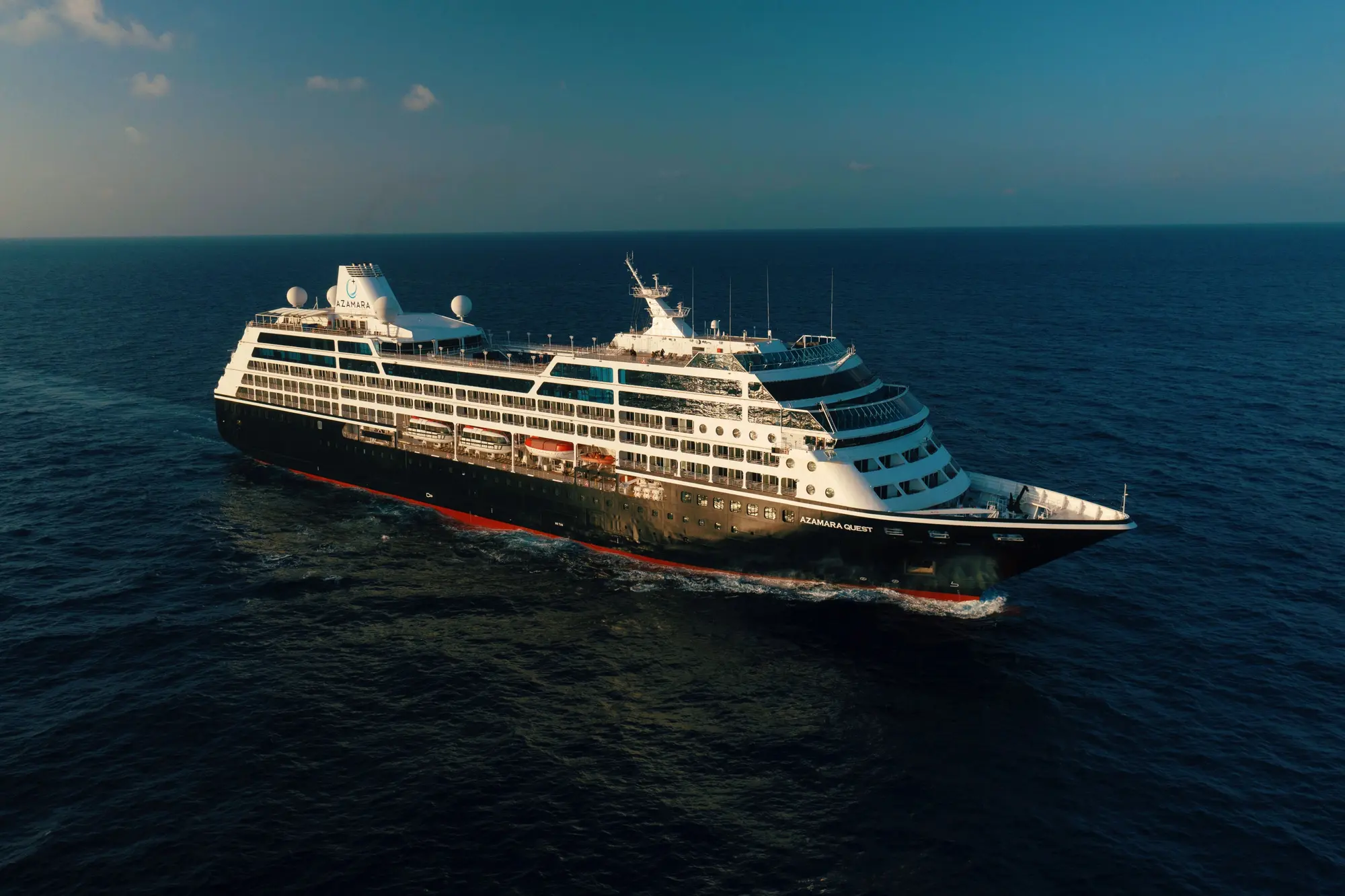 Azamara Quest gün batımında açık denizde seyir hâlinde