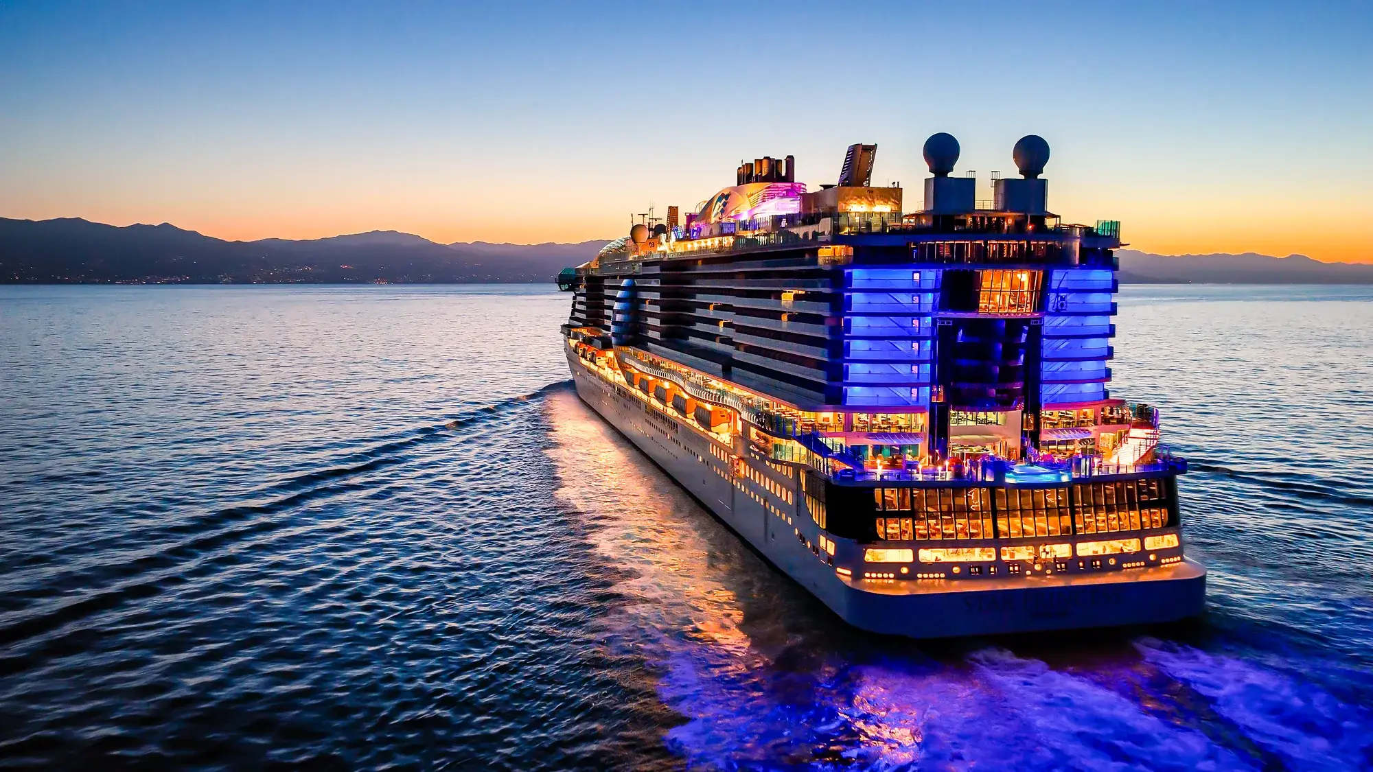 Star Princess'in alacakaranlıkta ışıklarıyla seyri; kıç tarafından görünüm