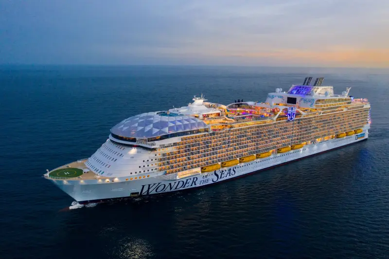 Wonder of the Seas akşam açık denizde