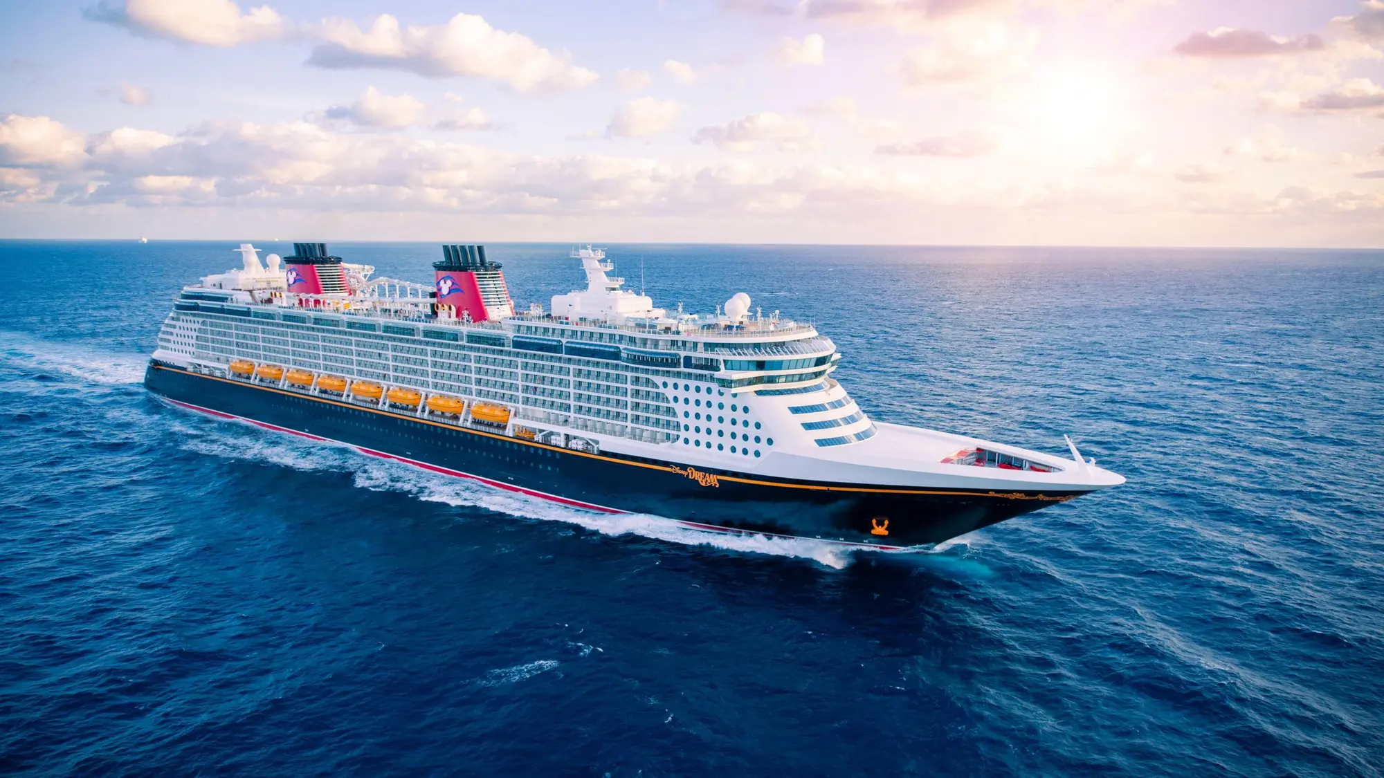 Disney Dream açık denizde seyir hâlinde