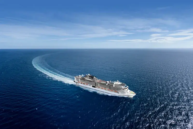 MSC Virtuosa açık denizde dönüş yaparken, pruvadan havadan görünüm