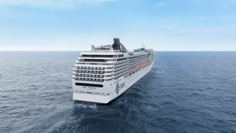MSC Poesia açık denizde seyir halinde, kıç taraftan görünüm