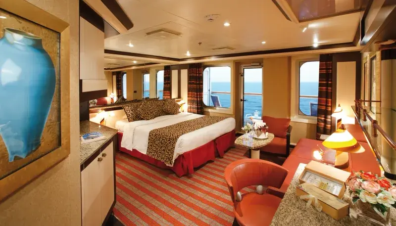 Costa Serena Samsara suit, yatak ve oturma alanı