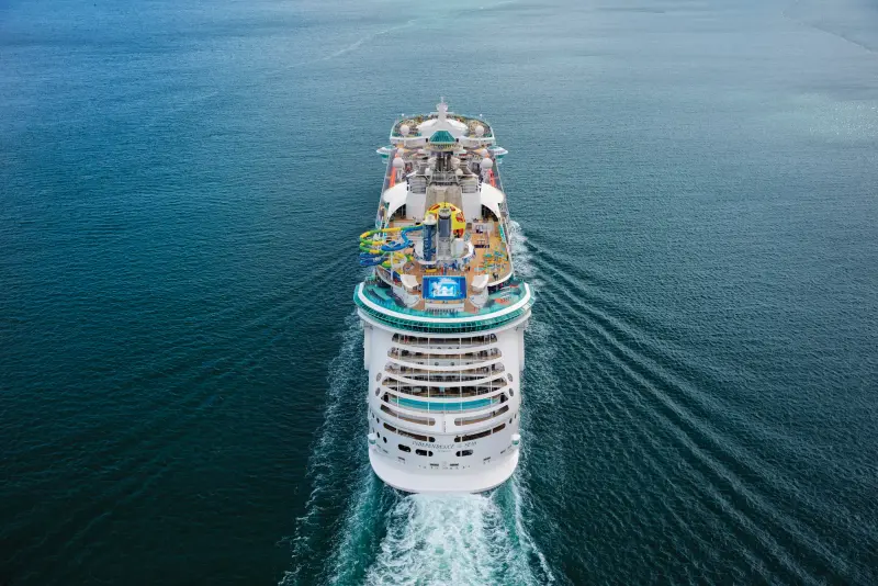 Independence of the Seas açık denizde, kıçtan havadan görünüm