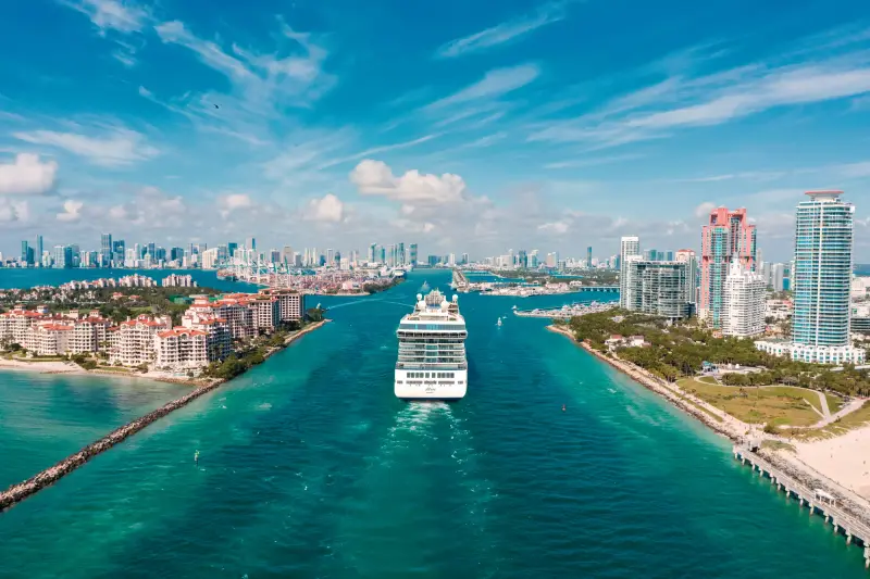 Oceania Allura Miami limanına girerken, havadan görünüm