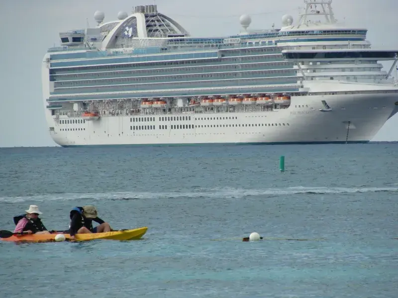 Ruby Princess demirli; önde kano yapan misafirler