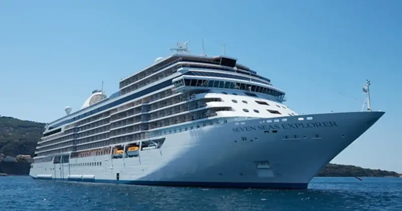 Seven Seas Explorer açık denizde seyir hâlinde