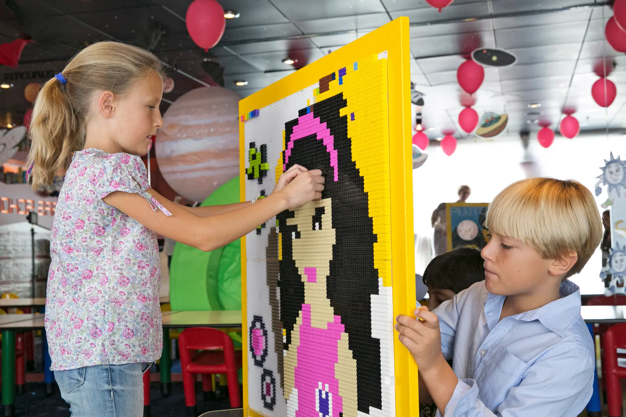 MSC gemisinde LEGO parçalarıyla resim yapan iki çocuk